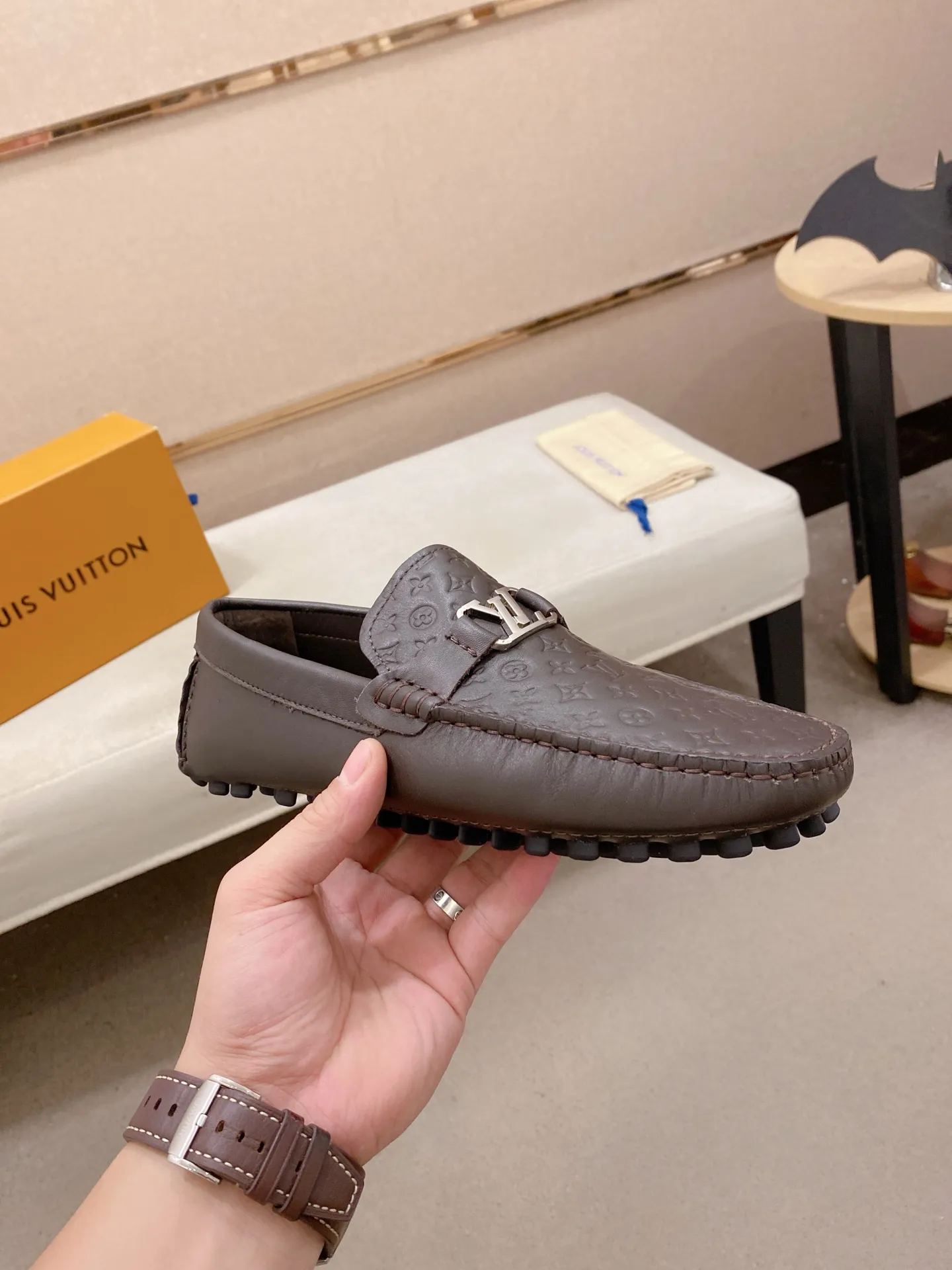 Factory price: 500💰High-end quality! LV 🆕🆕Exclusive hot-selling products in stock🔥🔥New products on the shelves, high-quality Ferragamo men's pea shoes, high-end casual driving shoes, with complete packaging! 💪 💪 Material: imported first-layer cowhide 🐂 + imported high-quality buffalo leather lining + wear-resistant outsole 👍🏻👍🏻 Features: high-end and comfortable, purely handmade 🚀 🚀 Create the perfect shoes that suit you best 🔥 🔥 Size: (38-44) 45 standard size can be customized!